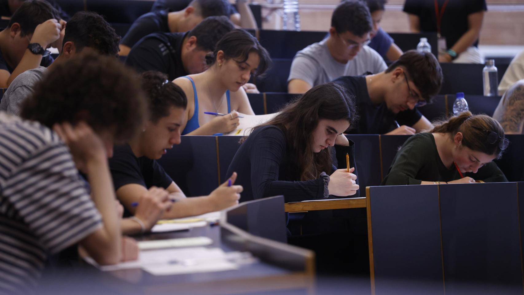 Estudiantes catalanes durante los exámenes de selectividad, en junio de 2024