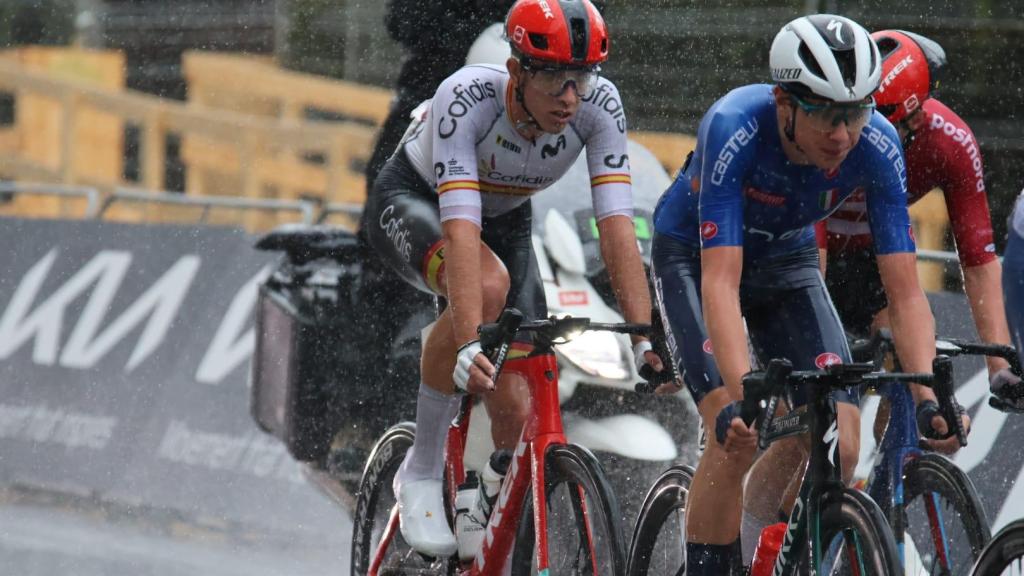 Héctor Álvarez corriendo bajo la lluvia.