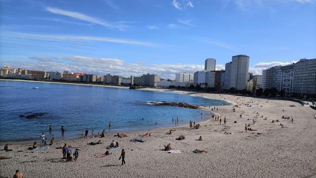 Gente en la playa de Riazor de A Coruña