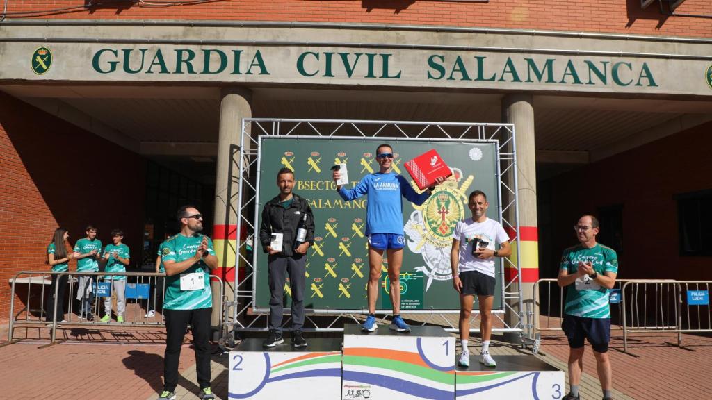 Los tres ganadores de la categoría absoluta junto al teniente coronel Pedro Merino, jefe de la Comandancia de Salamanca.