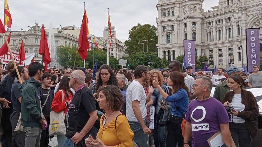 Serra y Mbayé ante los manifestantes contrarios a su participación.