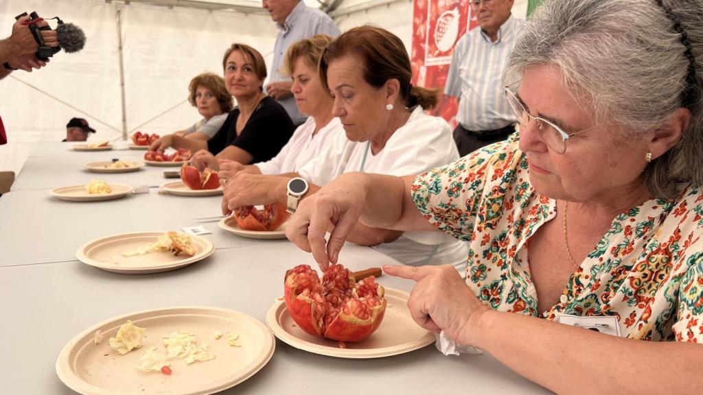 La mayoría de las concursantes opta por el mismo corte en gajos para pelar la granada mollar de Elche.