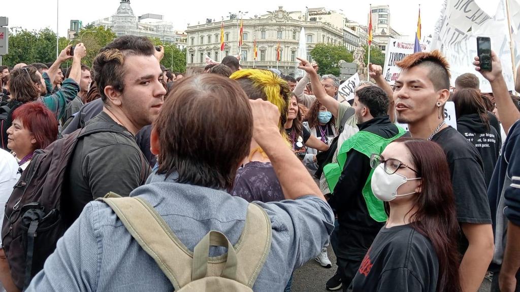 Un simpatizante de Podemos se enzarza con tres críticos.