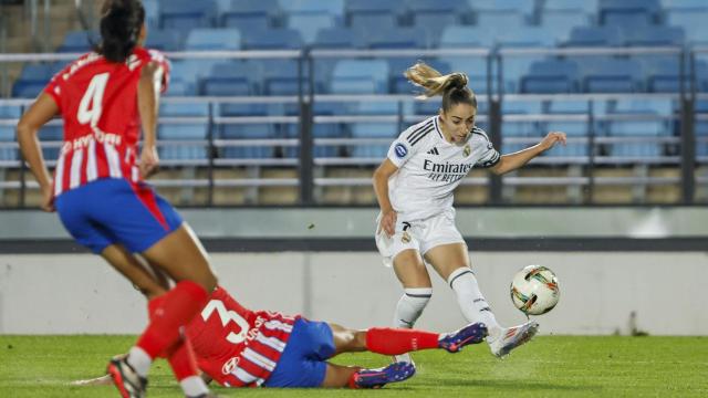 Olga Carmona pone un centro durante el partido entre el Real Madrid y el Atlético.