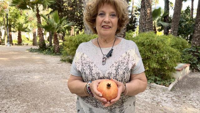 Vicentina Navarro gana por tercera vez el concurso de pelar granadas en Elche.