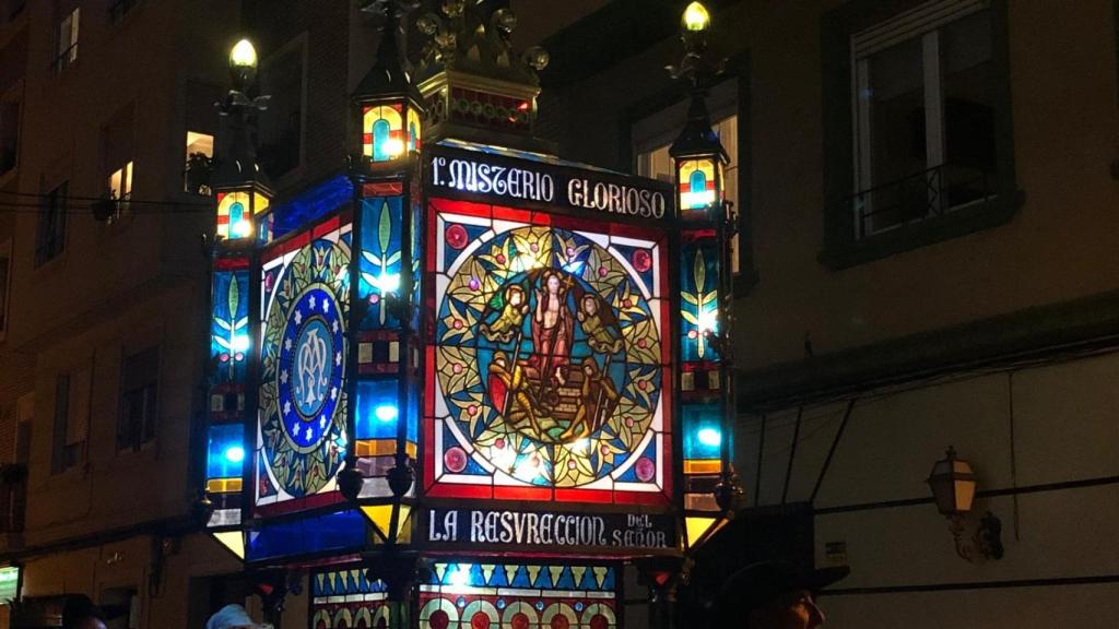 Carroza del 1º Misterio Glorioso en el Rosario de Cristal de Zaragoza 2024.