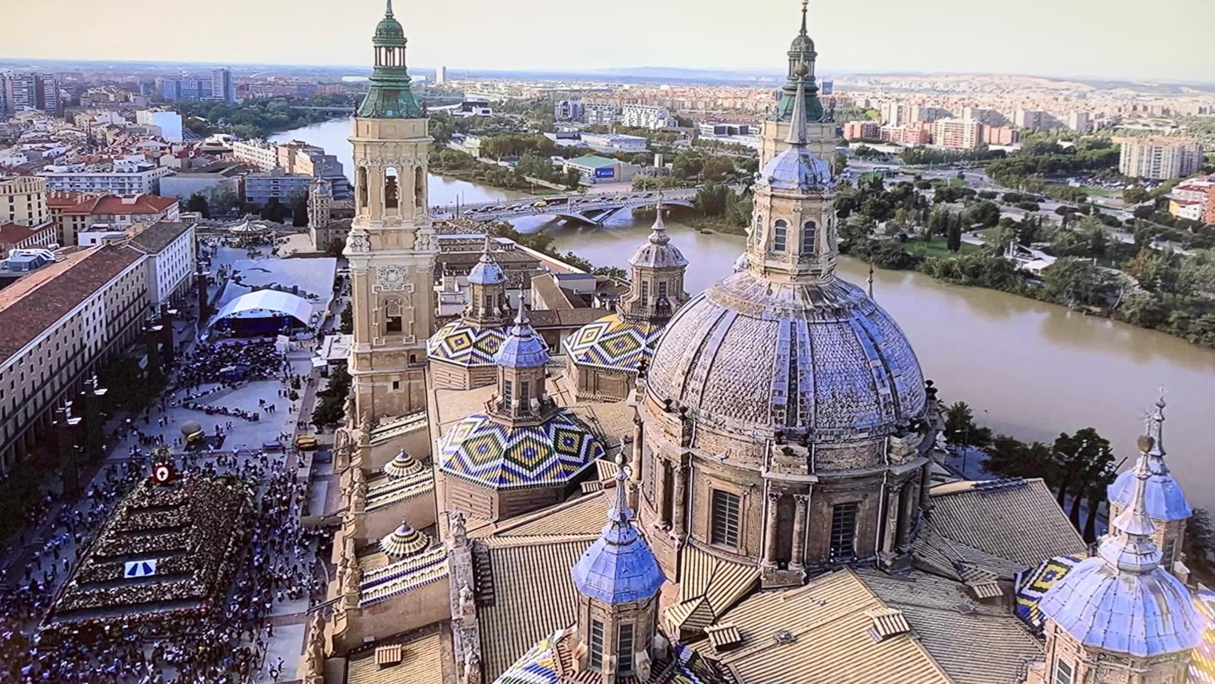 Vista aérea de la basílica del Pilar con la Ofrenda.