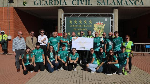 Mandos de la Guardia Civil de Salamanca, junto a autoridades civiles, personal de organización y colaboradores