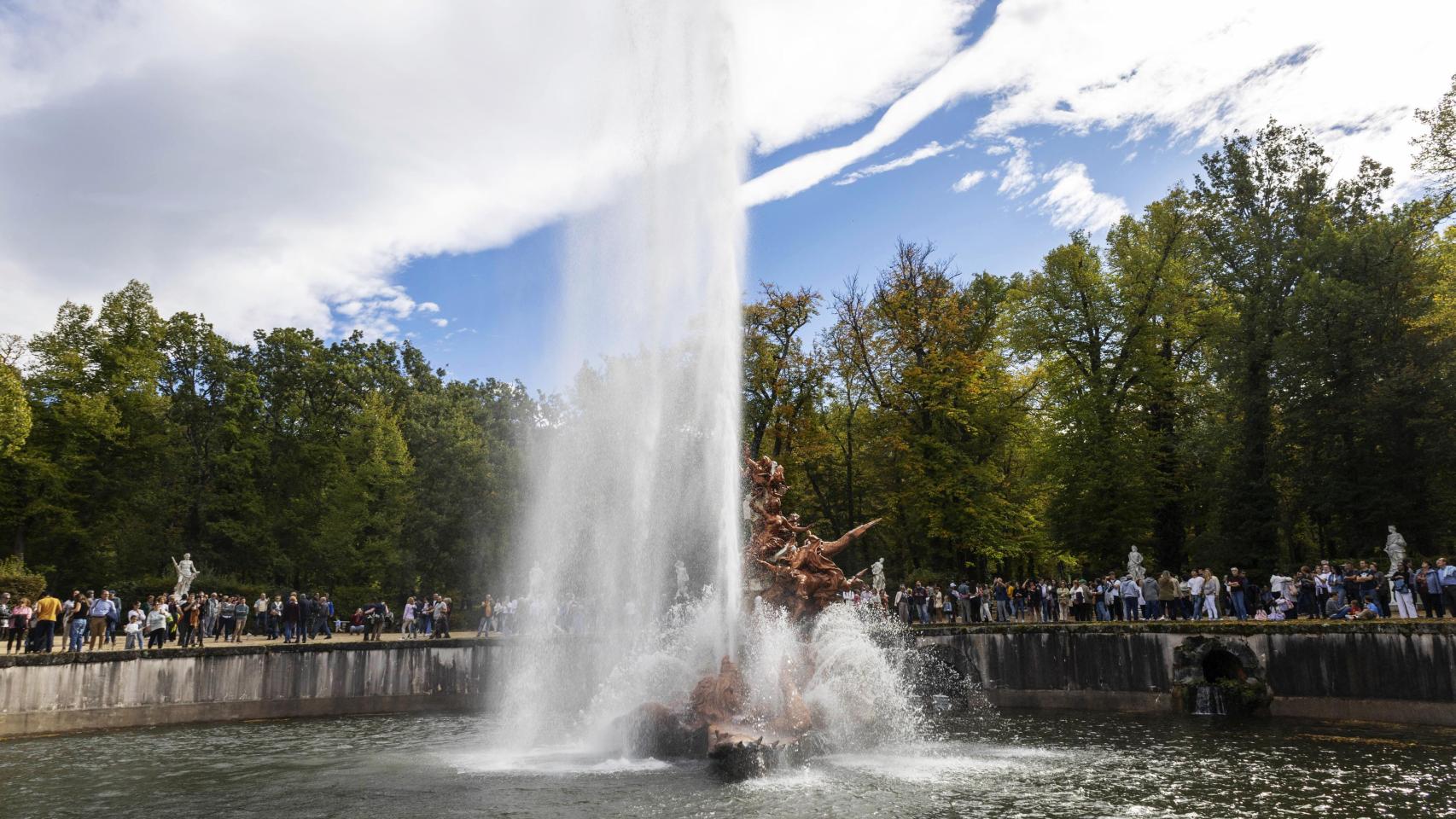 La fuente de Andrómeda del Palacio Real de la Granja se enciende tras 80 años