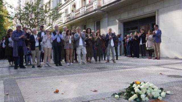 Placa y ramo por Lorenzo Motos en San Sebastián