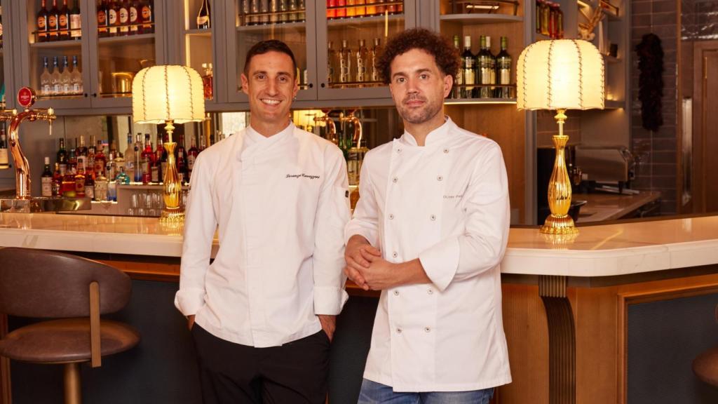 Los chefs Lorenzo Cavazzoni y Oliver Peña en el restaurante Can Bo.