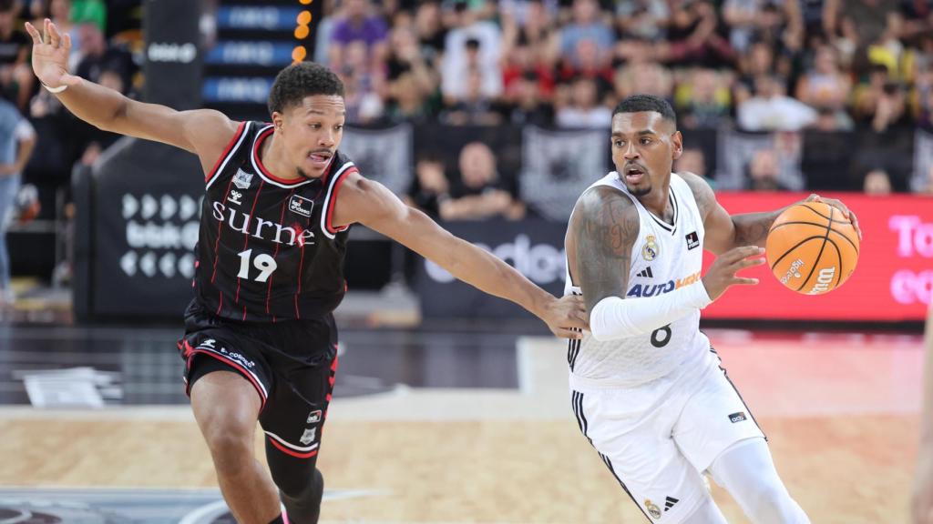 Rathan-Mayes ante Melwin Pantzar durante el partido entre Bilbao Basket y Real Madrid.