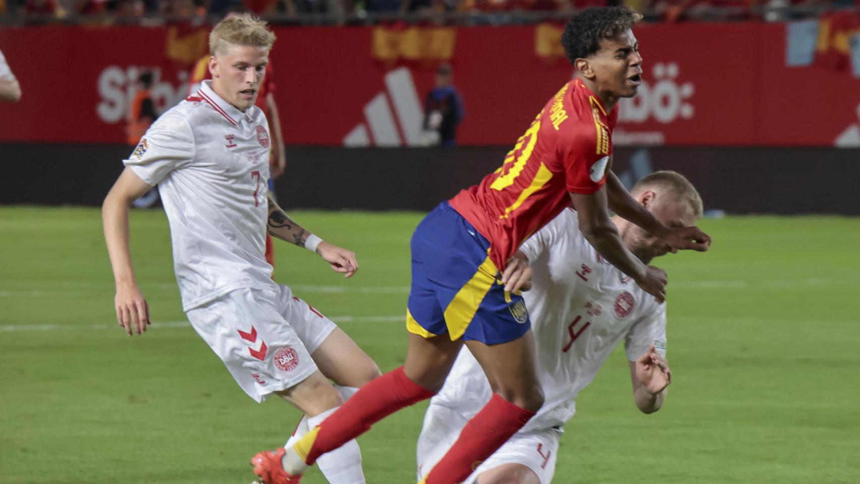 Lamine Yamal cae ante la entrada de Nelsson durante el partido entre España y Dinamarca.