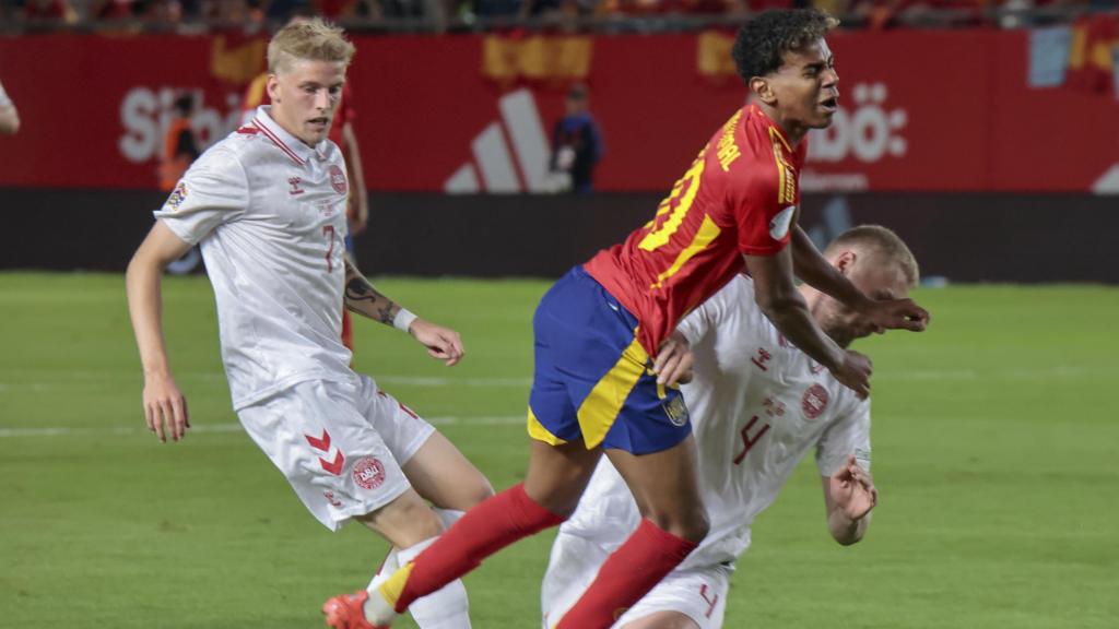 Lamine Yamal cae ante la entrada de Nelsson durante el partido entre España y Dinamarca.