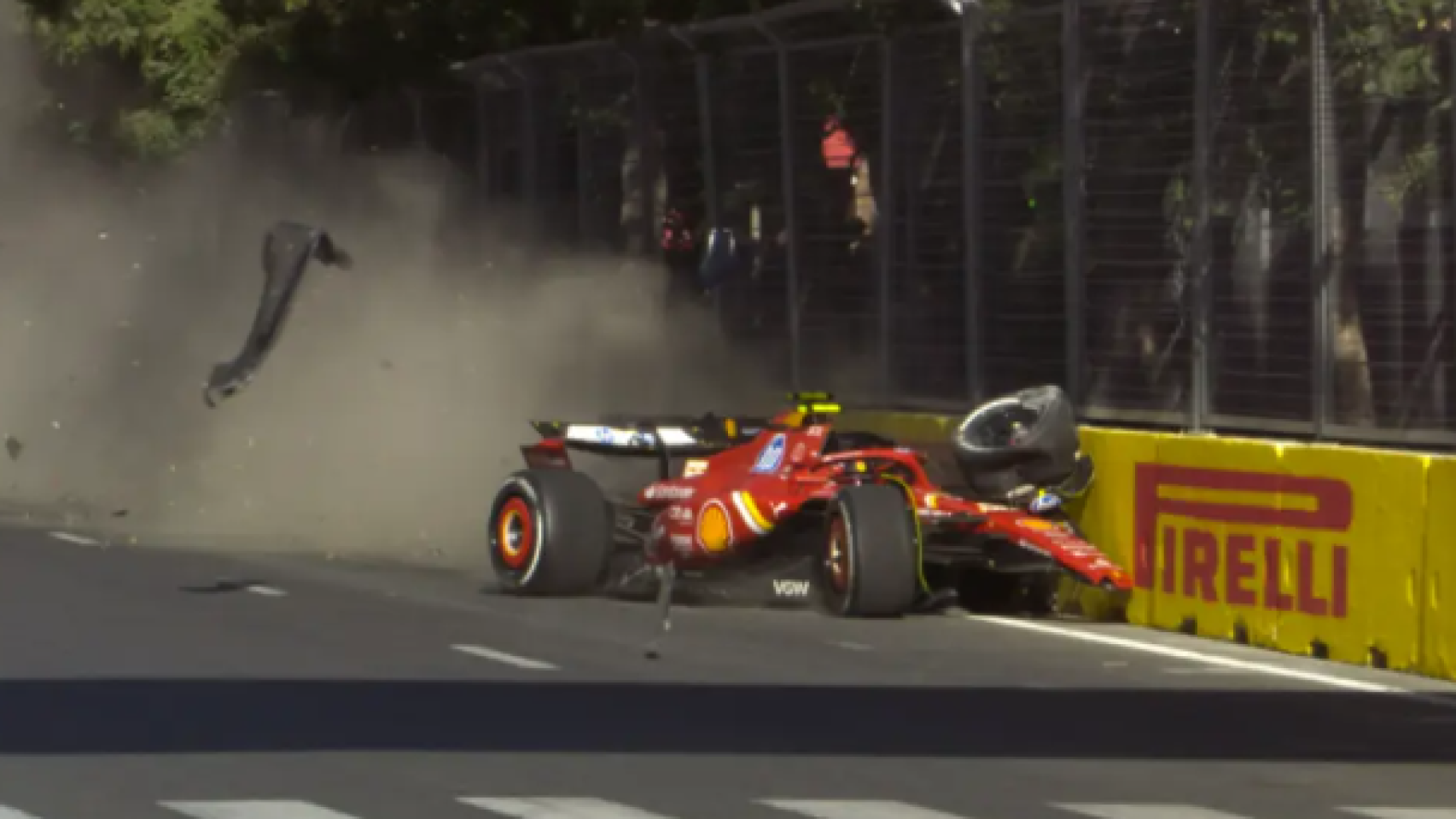 Sainz, durante su accidente en el GP de Azerbaiyán.