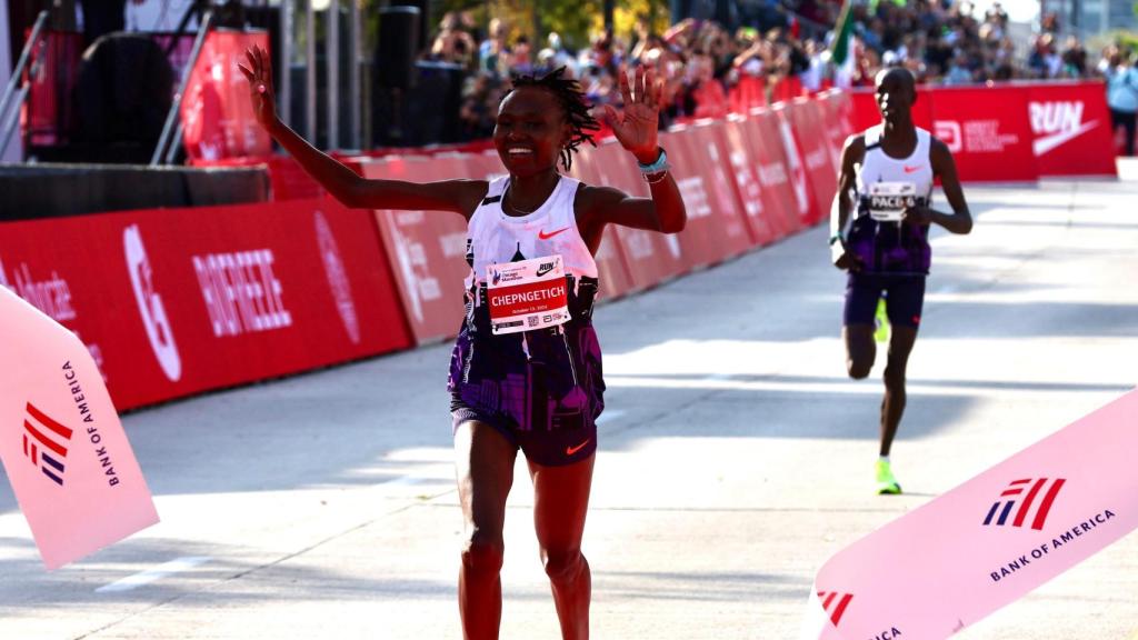 Chepngetich cruza la línea de meta para batir el récord del mundo de maratón.