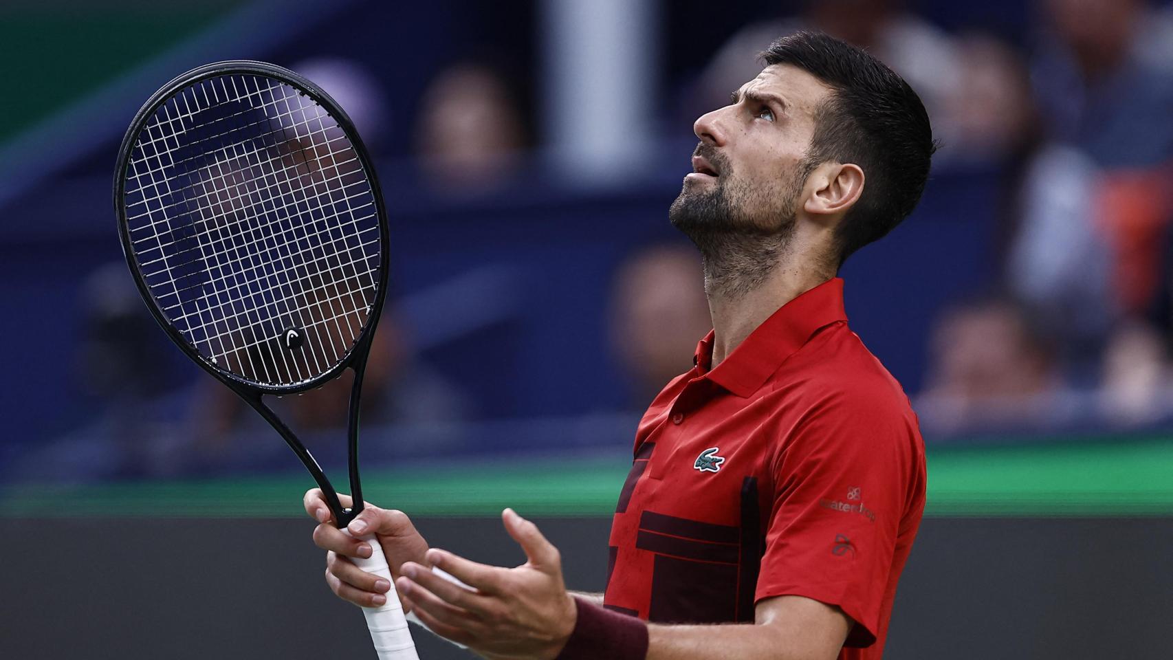 Djokovic se lamenta de un punto contra Sinner.