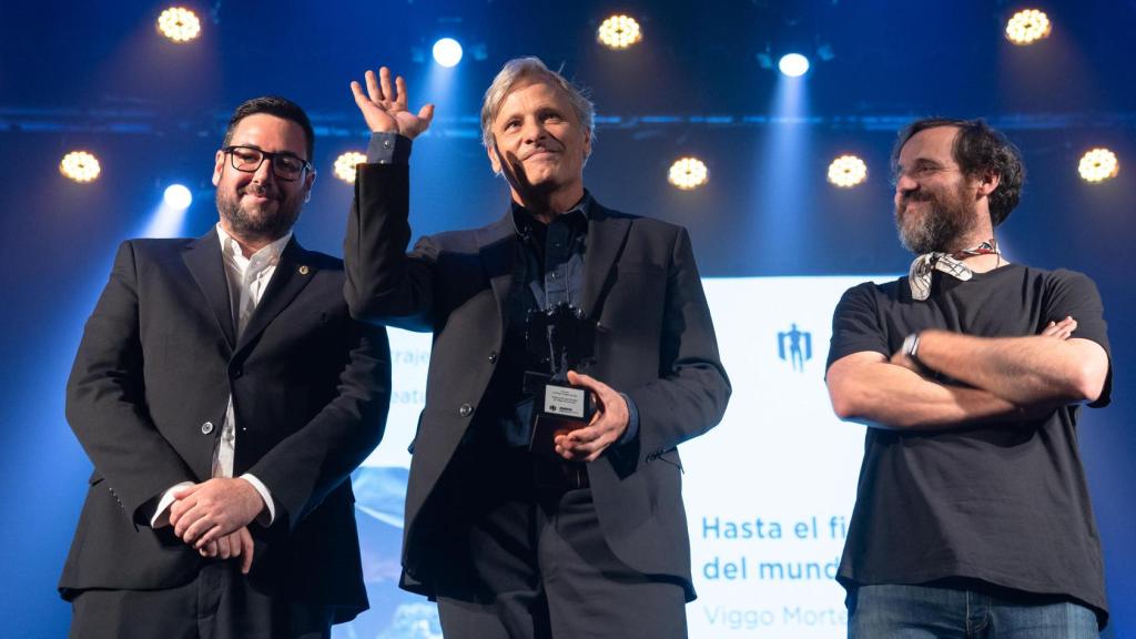 Viggo Mortensen, en el centro, recoge el premio a la mejor película del Almería Western Film Festival, este domingo en Tabernas (Almería). Foto: EFE/ Curro Vallejo/AWFF