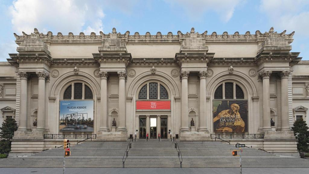 Fachada de la entrada del Upper East Side del Museo Metropolitano en Manhattan