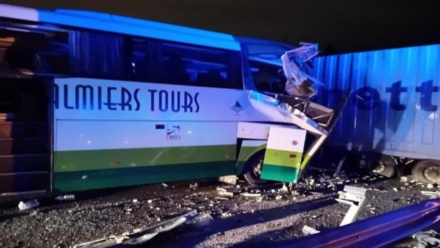 Autobús siniestrado en el que viajaban los once heridos leves en un accidente en la A-92 a la altura de Víznar, en Granada.