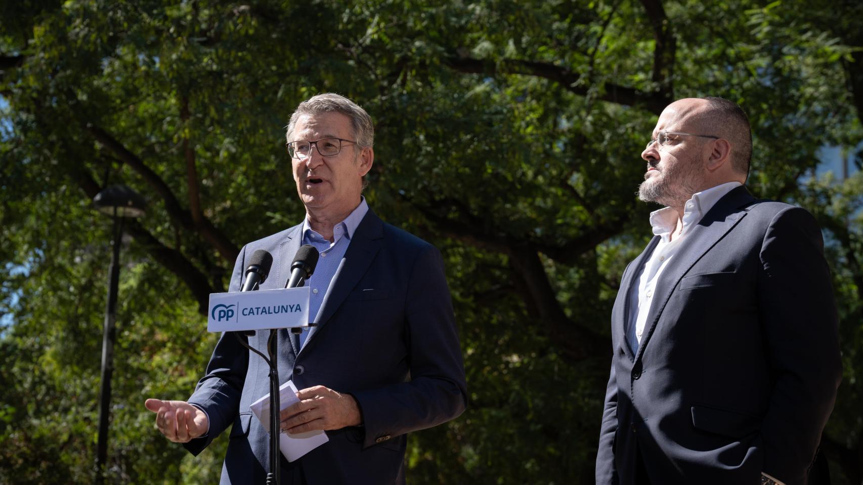 El presidente del Partido Popular, Alberto Núñez Feijóo, acompañado por el líder del PP catalán, Alejandro Fernández.