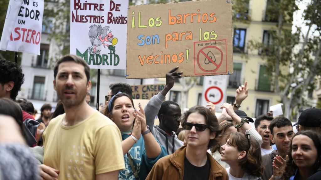 Varias personas durante una manifestación para denunciar el precio de los alquileres en Madrid.