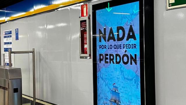 Este es el motivo por el que las estaciones de Metro se han cubierto con el lema Nada por lo que pedir perdón