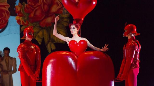 Itziar Mendizabal, como la Reina de Corazones en 'Alicia en el país de las maravillas' del Royal Ballet