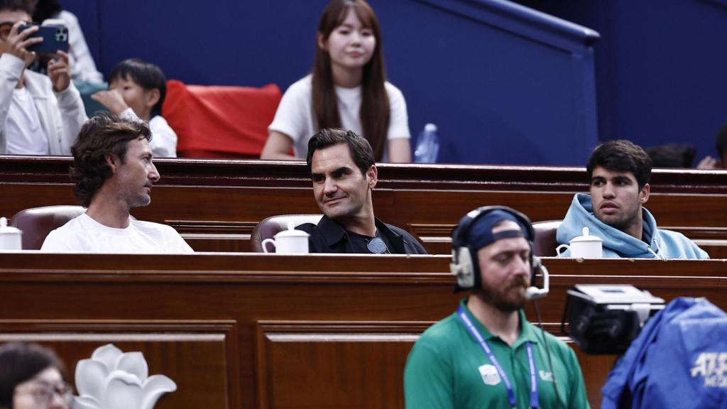 Juan Carlos Ferrero, Roger Federer y Carlos Alcaraz, en uno de los palcos en la final del Masters de Shanghái