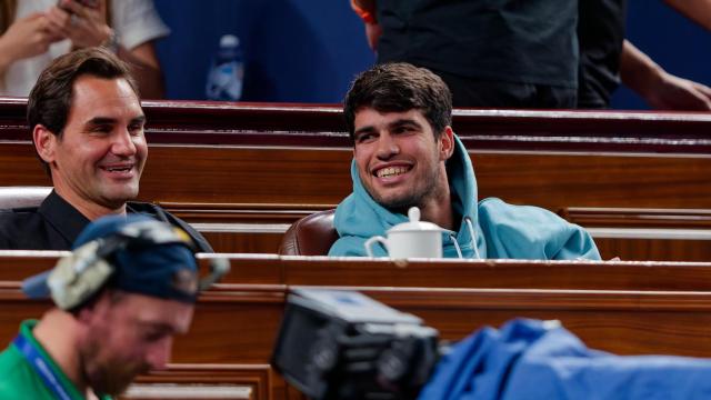 Roger Federer y Carlos Alcaraz, en uno de los palcos en la final del Masters de Shanghái