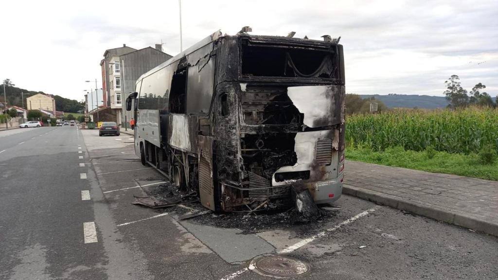 Bus calcinado en Cerceda.