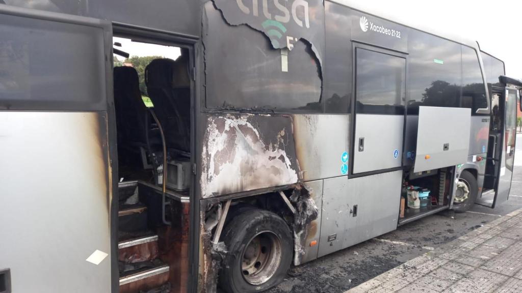 Bus calcinado en Cerceda.