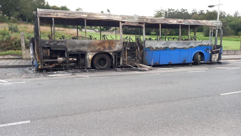 Bus calcinado en Cerceda.