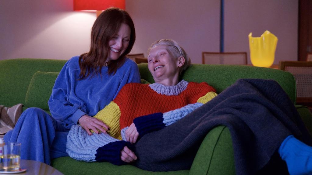 Julianne Moore y Tilda Swinton, en 'La habitación de al lado'