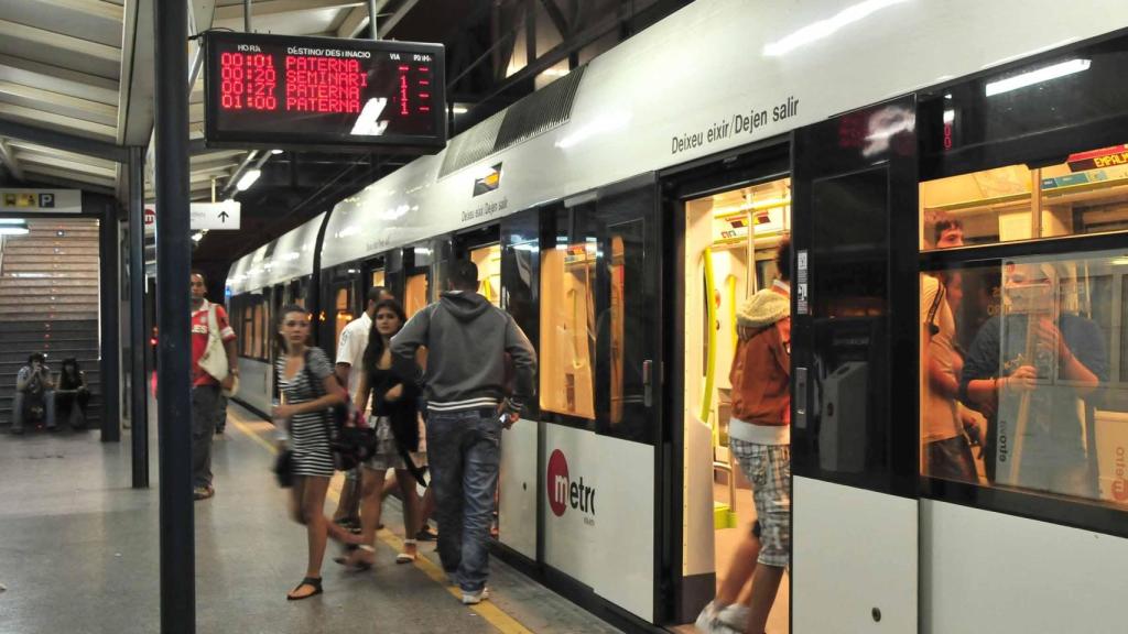 Usuarios del metro de Valencia. EE