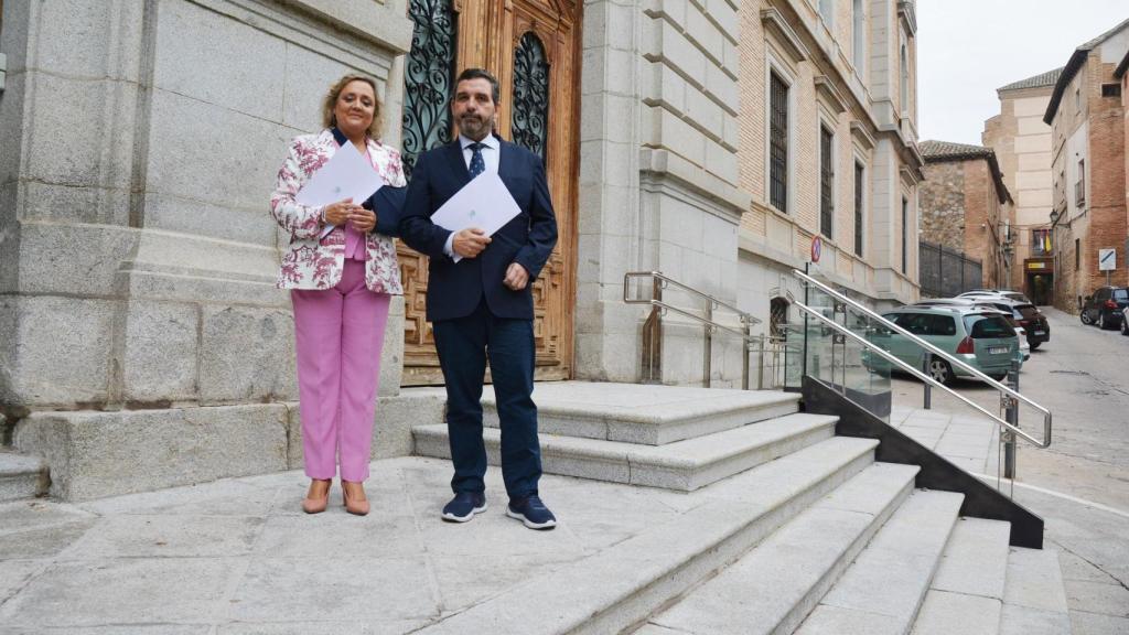 De Frutos y Romera a las puertas de la Diputación de Toledo.