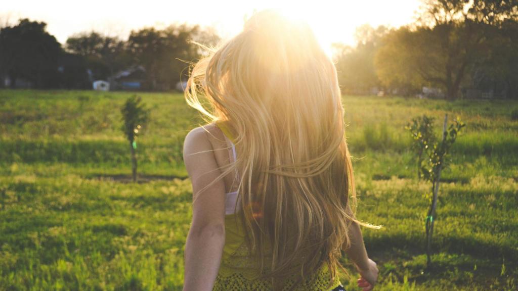 Una joven luce su melena.