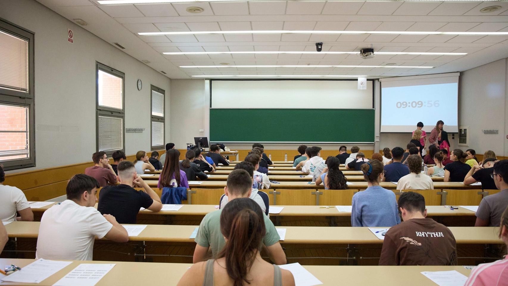 Un grupo de alumnos examinándose.