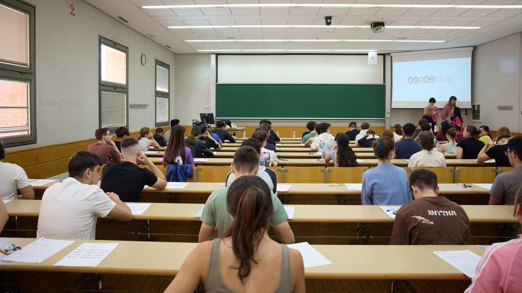 Un grupo de alumnos examinándose.