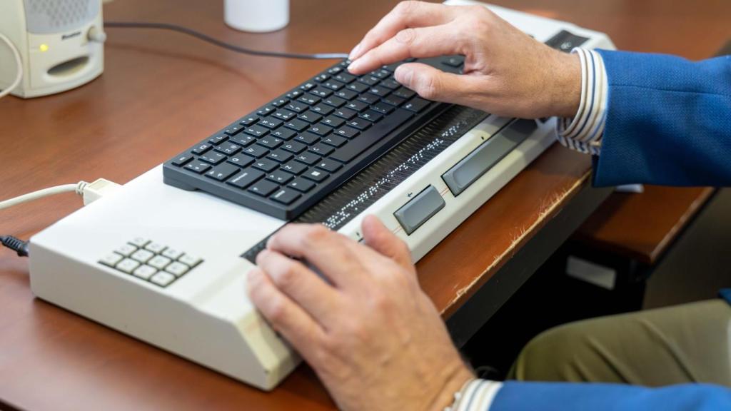 Carlos Javier Hernández trabaja en su despacho gracias a su teclado de ordenador con sistema braille.