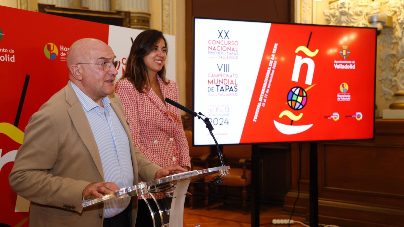 El alcalde de la ciudad, Jesús Julio Carnero, junto con la concejala de Turismo y Marca Ciudad, Blanca Jiménez.