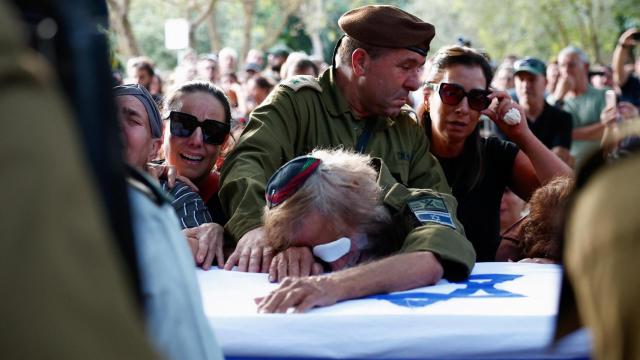 Un hombre llora la muerte del sargento Amitai Alon, víctima del último ataque con drones desde Líbano.