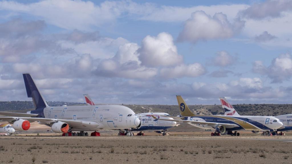 Un Airbus A380, un Boeing 747 y un Airbus A330 'descansan' en la plataforma del Aeropuerto de Teruel.