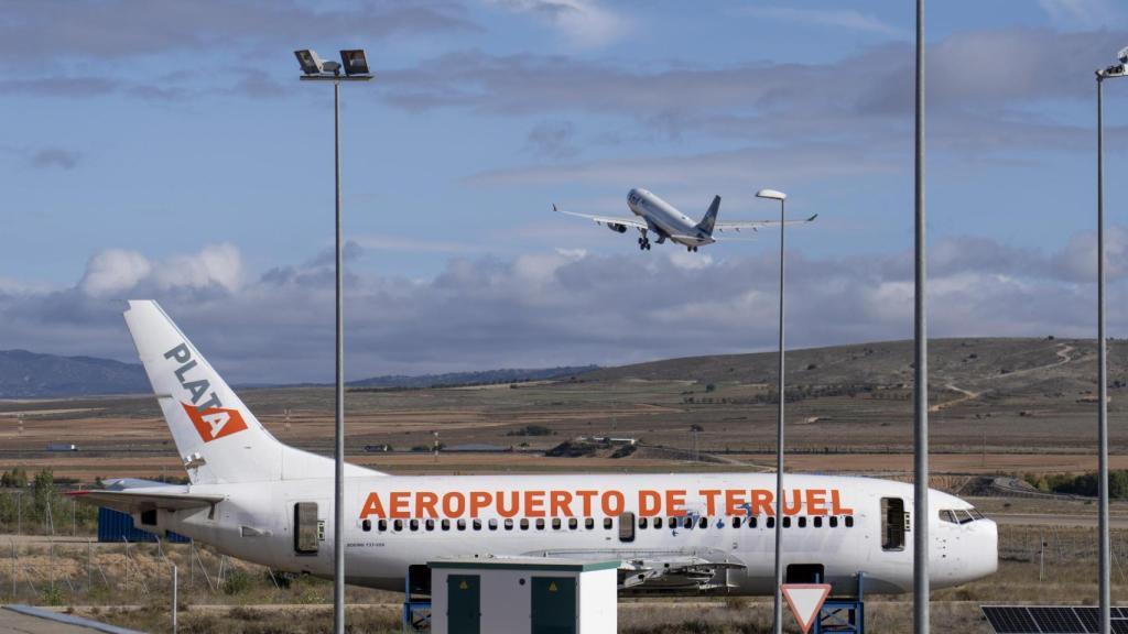 El Airbus A330 recién acondicionado despega rumbo a Belo Horizonte, Brasil. El despegue se coordina desde la Base Aérea de Torrejón de Ardoz, en Madrid, al carecer Teruel de torre de control.