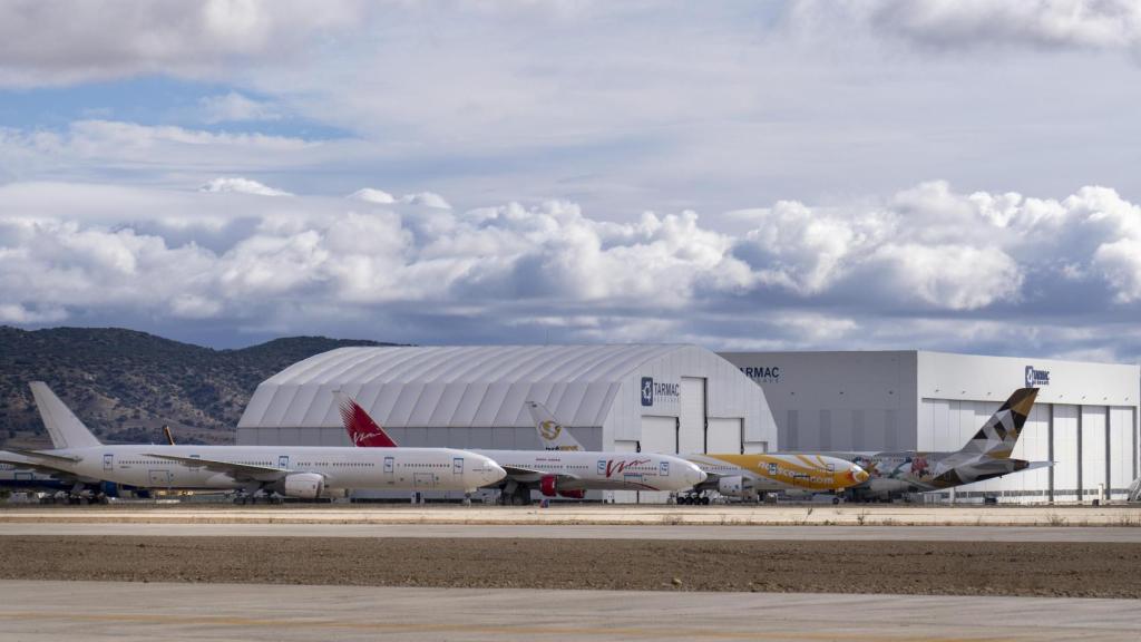 Tres Boeing 777 y un Airbus A380 son almacenados. Al fondo, los hangares de Tarmac Aerosave, una empresa francesa participada por Airbus y Safran.