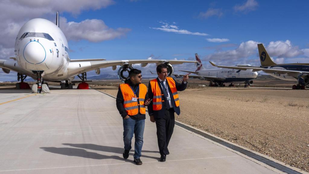 Alejandro Ibrahim camina en la pista a pies de un Airbus A380 durante su entrevista con EL ESPAÑOL.