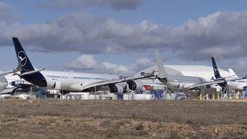 El Airbus A340, a la izquierda, es uno de los aviones más retirados de la última década. Iberia y la alemana Lufthansa, a quien perteneció el de la imagen, ya se han deshecho de todos sus modelos.