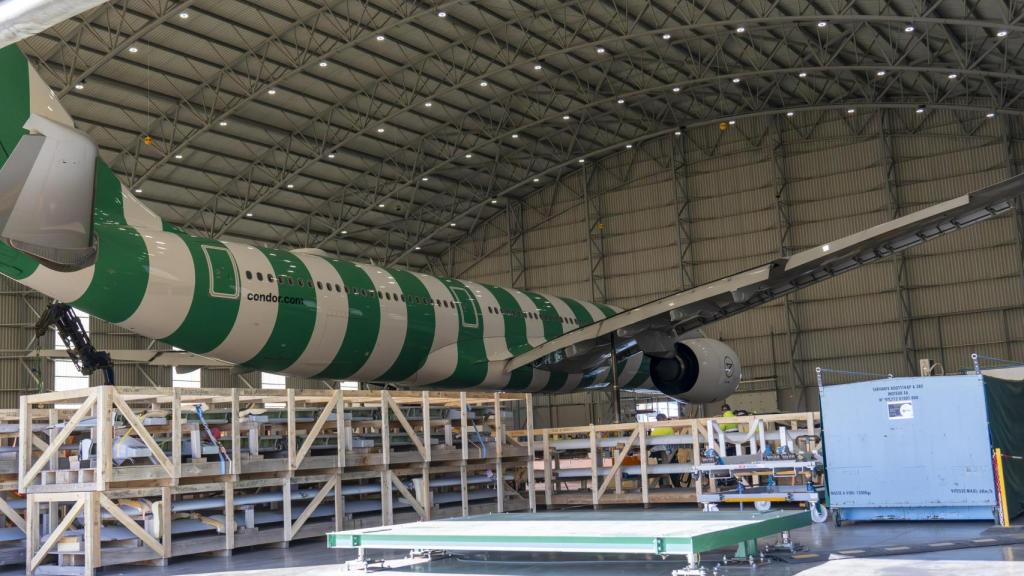 Un Airbus A330 de Condor Flugdienst, con su librea 'Island', recibe mantenimiento en uno de los hangares de Tarmac.