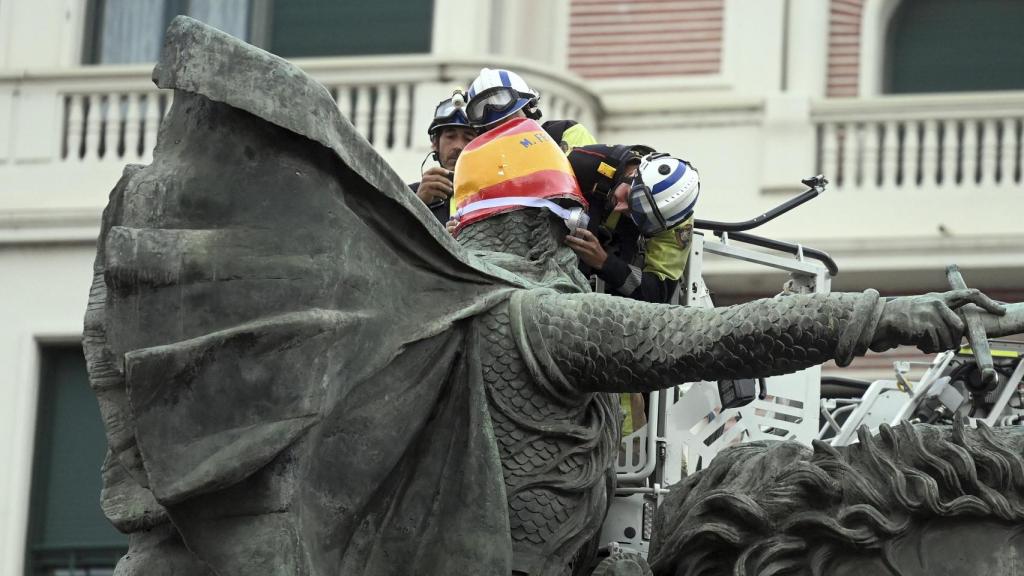 La estatua del Cid con el gorro, las gafas y las medallas