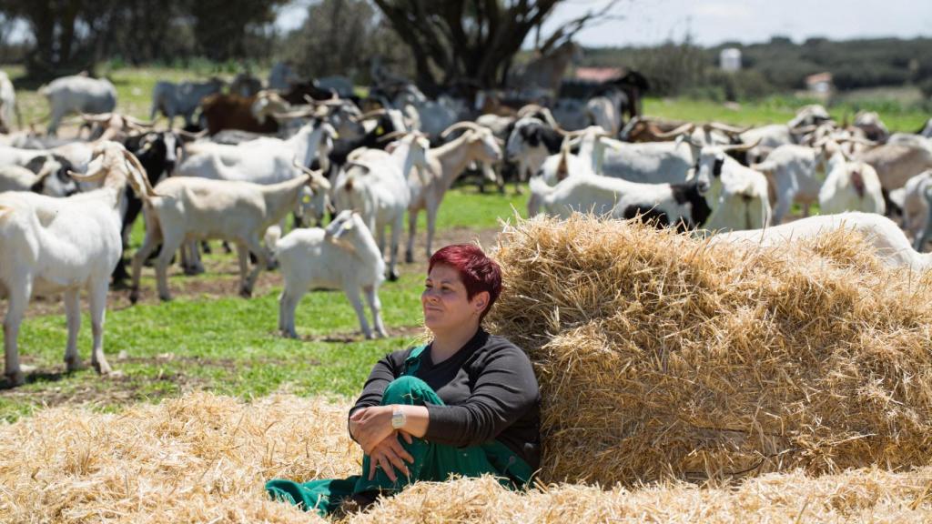 Marta Marín, fundadora de Entrecabritos, junto a sus cabras.